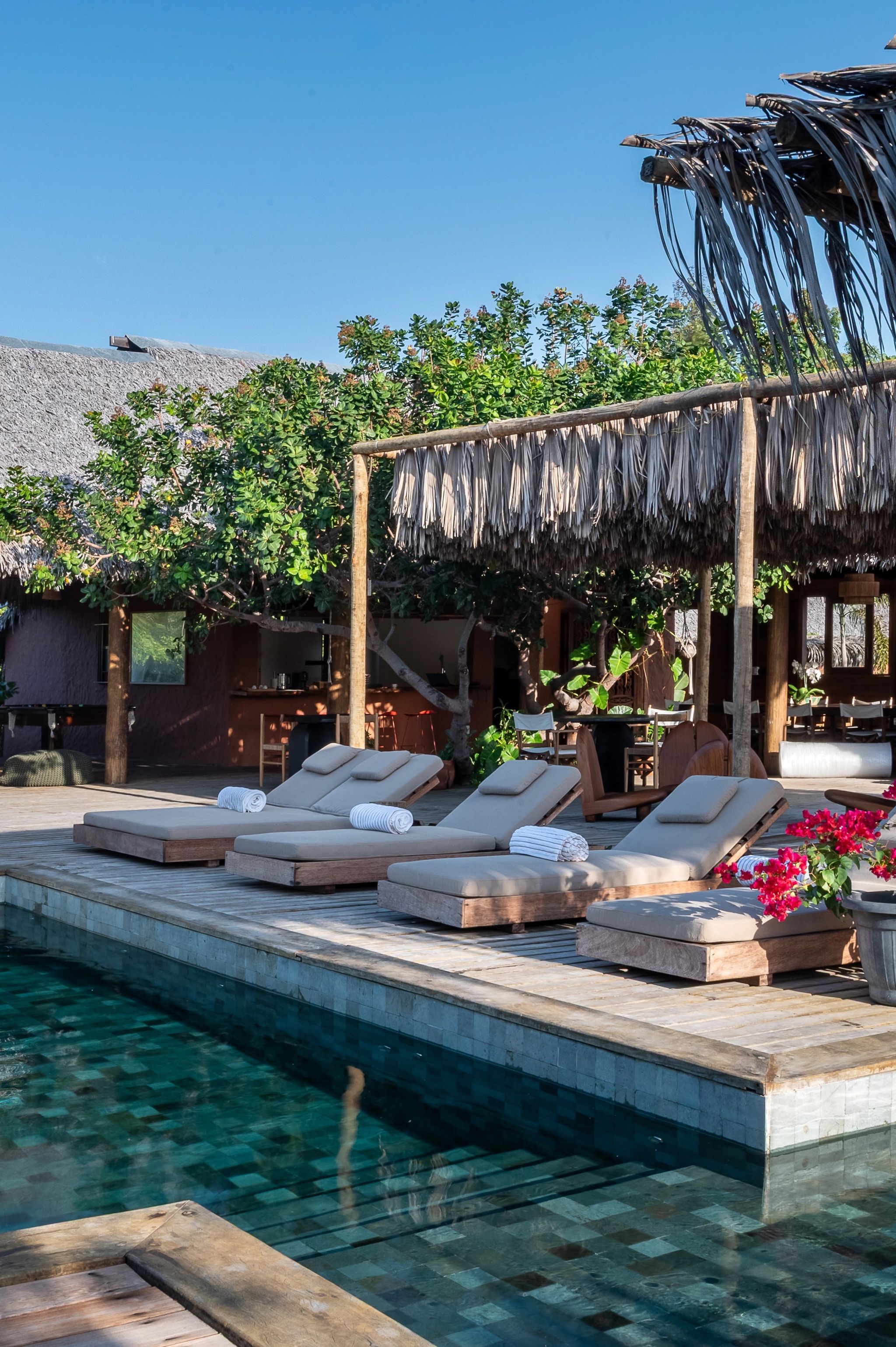 piscina externa - lazer ao ar livre - banho de sol