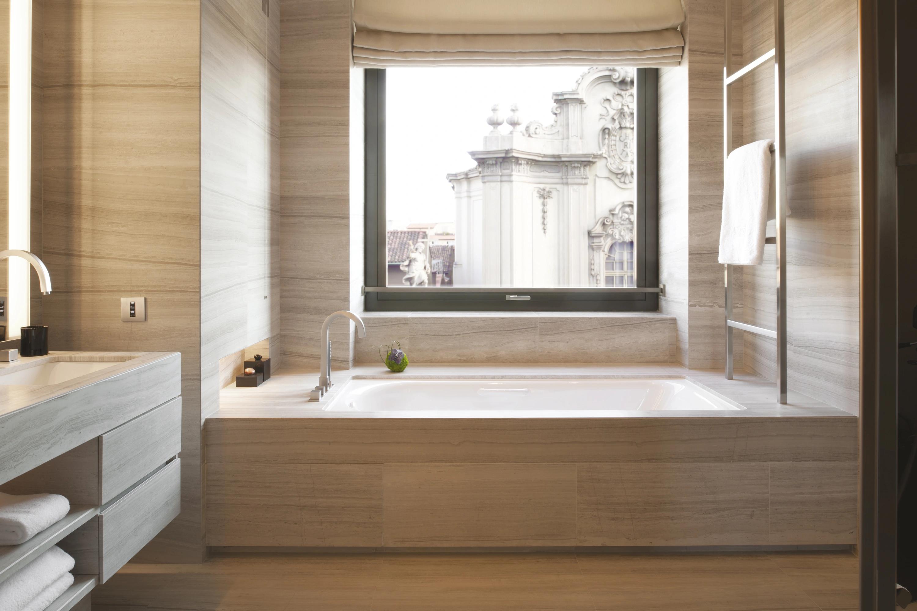 banheira em marmore - quarto com banheira - banheira de imersao - banho relaxante