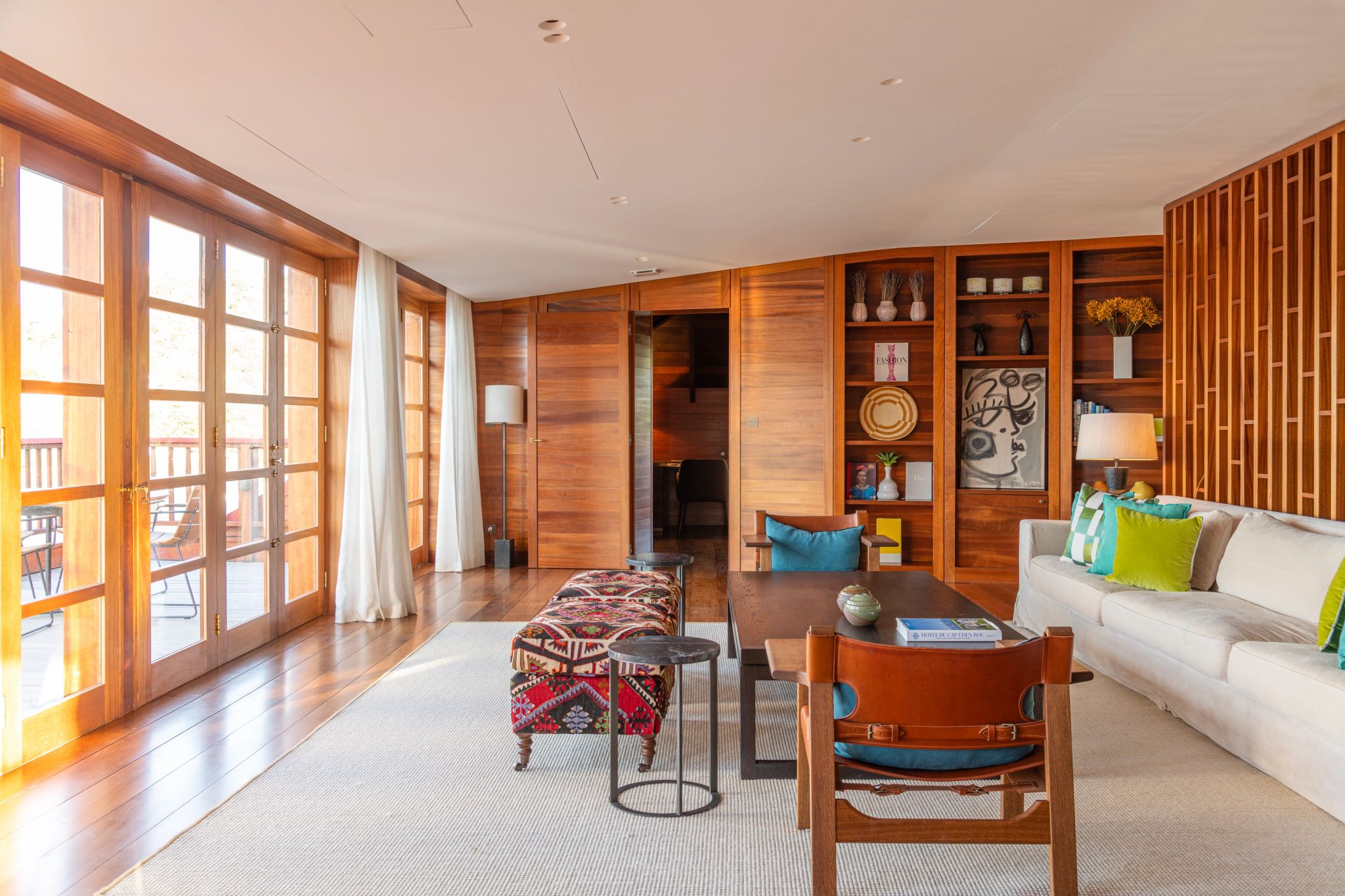 Signature Suite Howard Hughes - Jeanne Le Menn sala de estar – decoracao com madeira – sofa premium