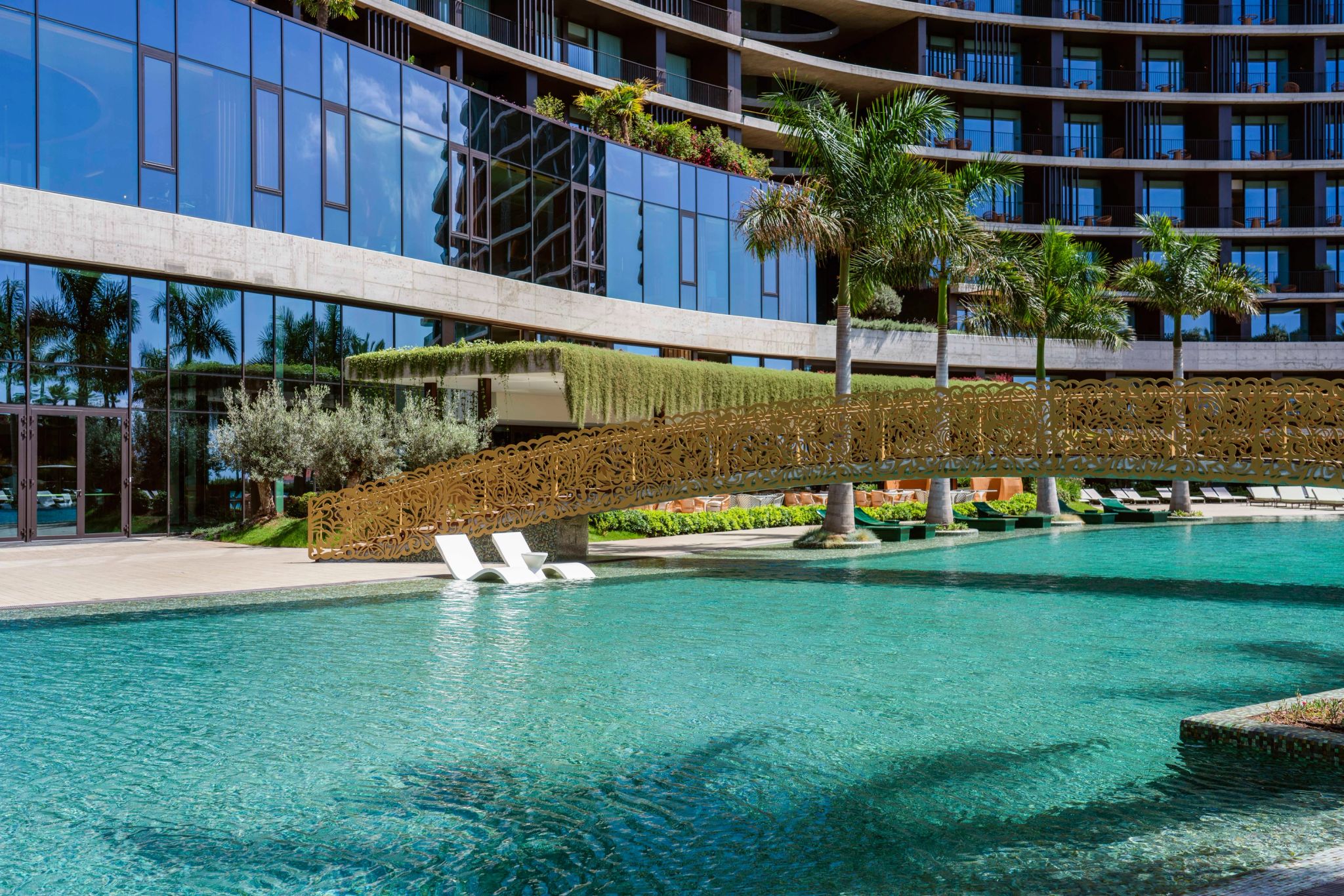 Piscina piscina elegante de hotel de luxo em portugal