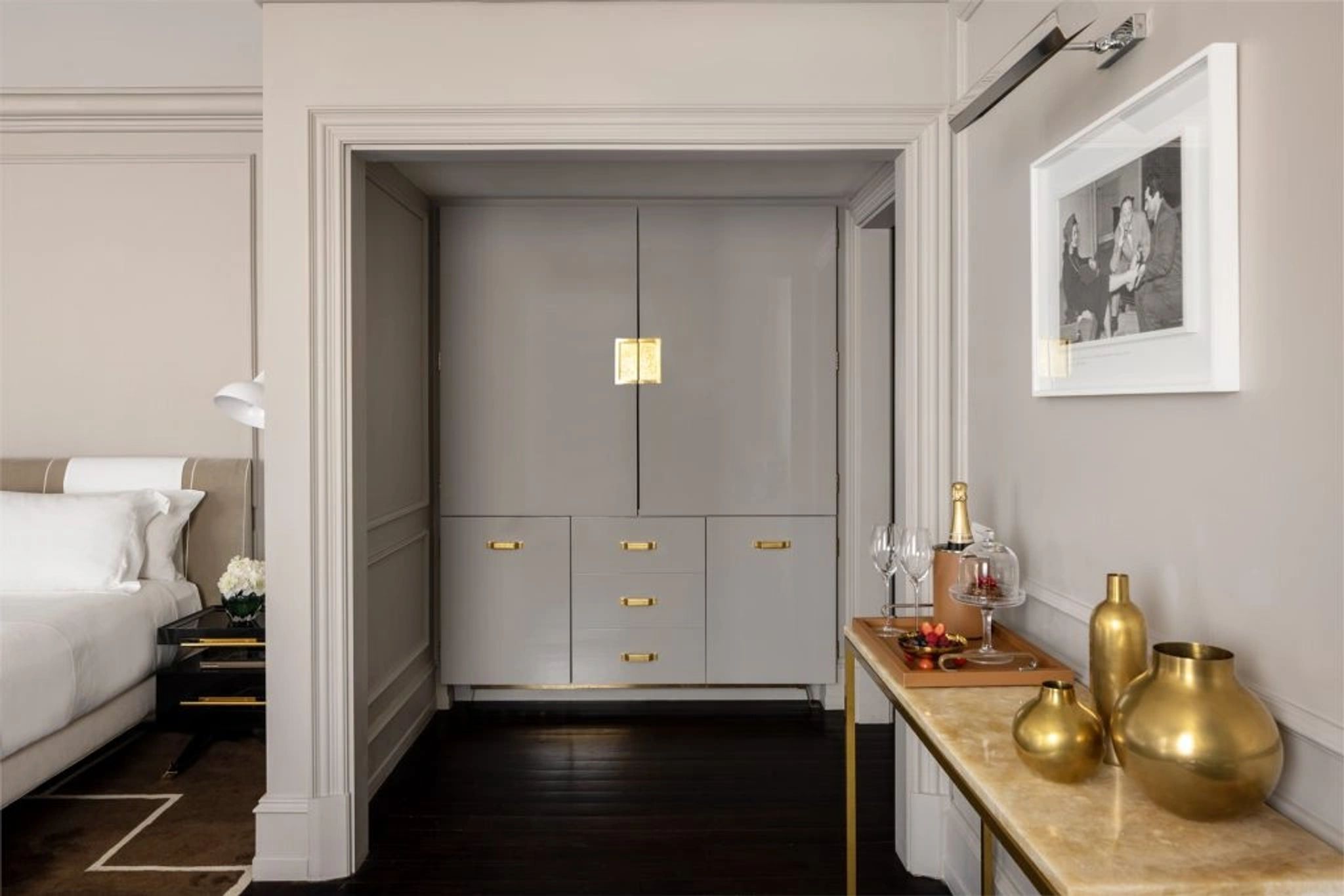 Timeless Suite quadros emoldurados - decoracao anos 50 - detalhes em dourado