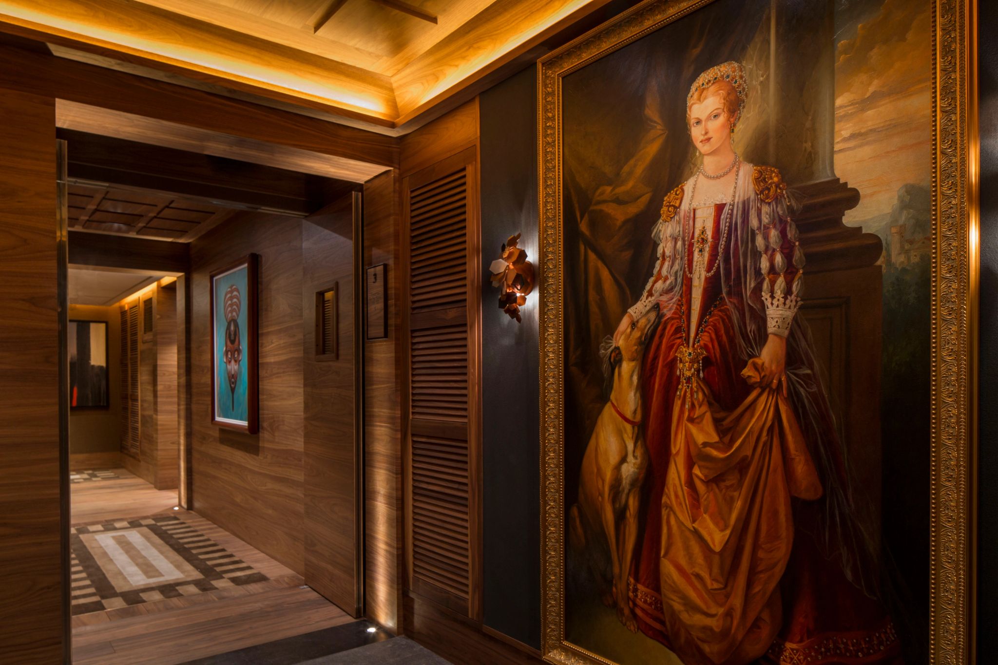 lobby hotel – quadros vintage – arquitetura em madeira - obras de arte - decoraçao classica