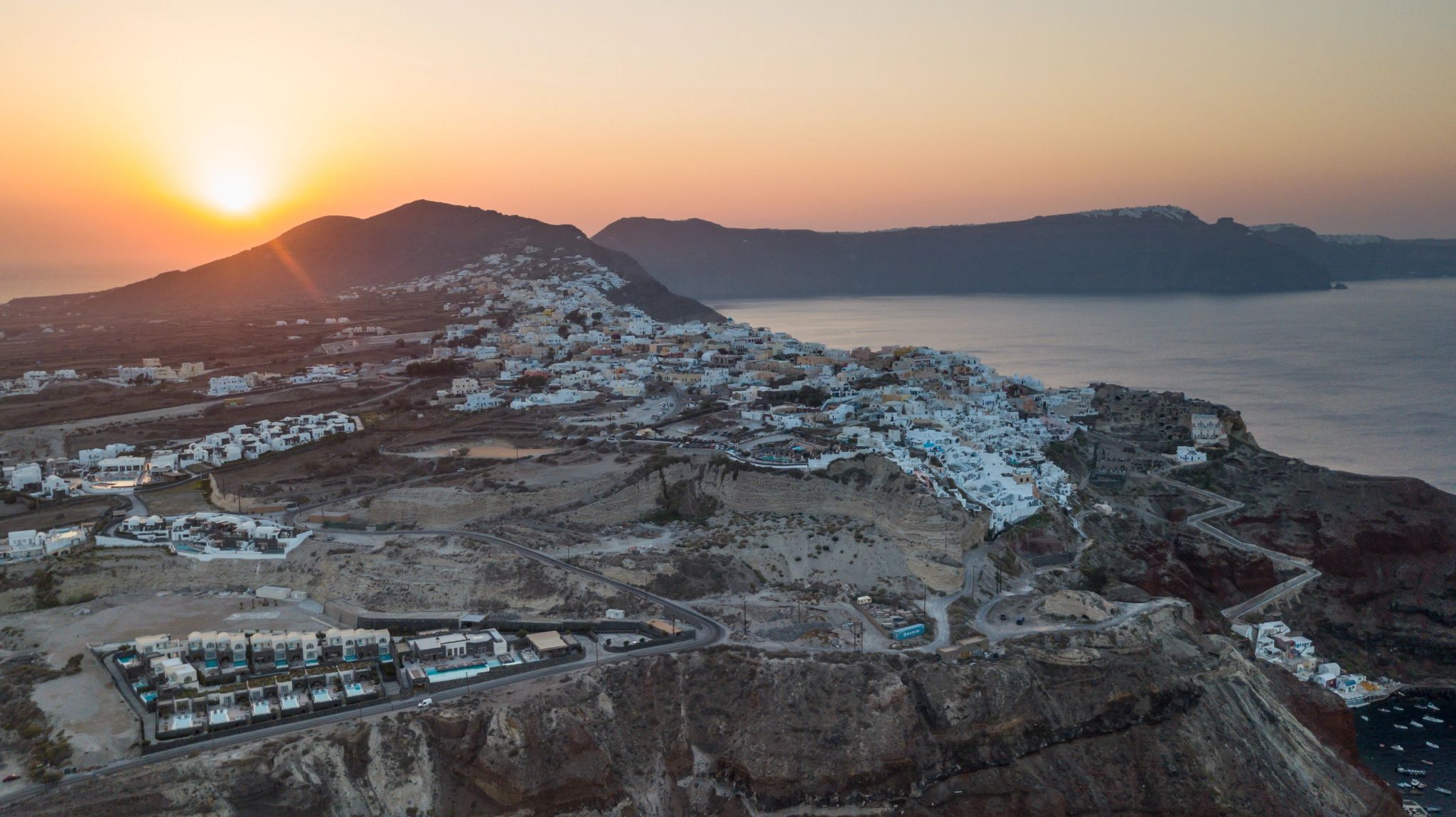 vista panoramica oia santorini-por do sol deslumbrante-ilhas gregas luxo