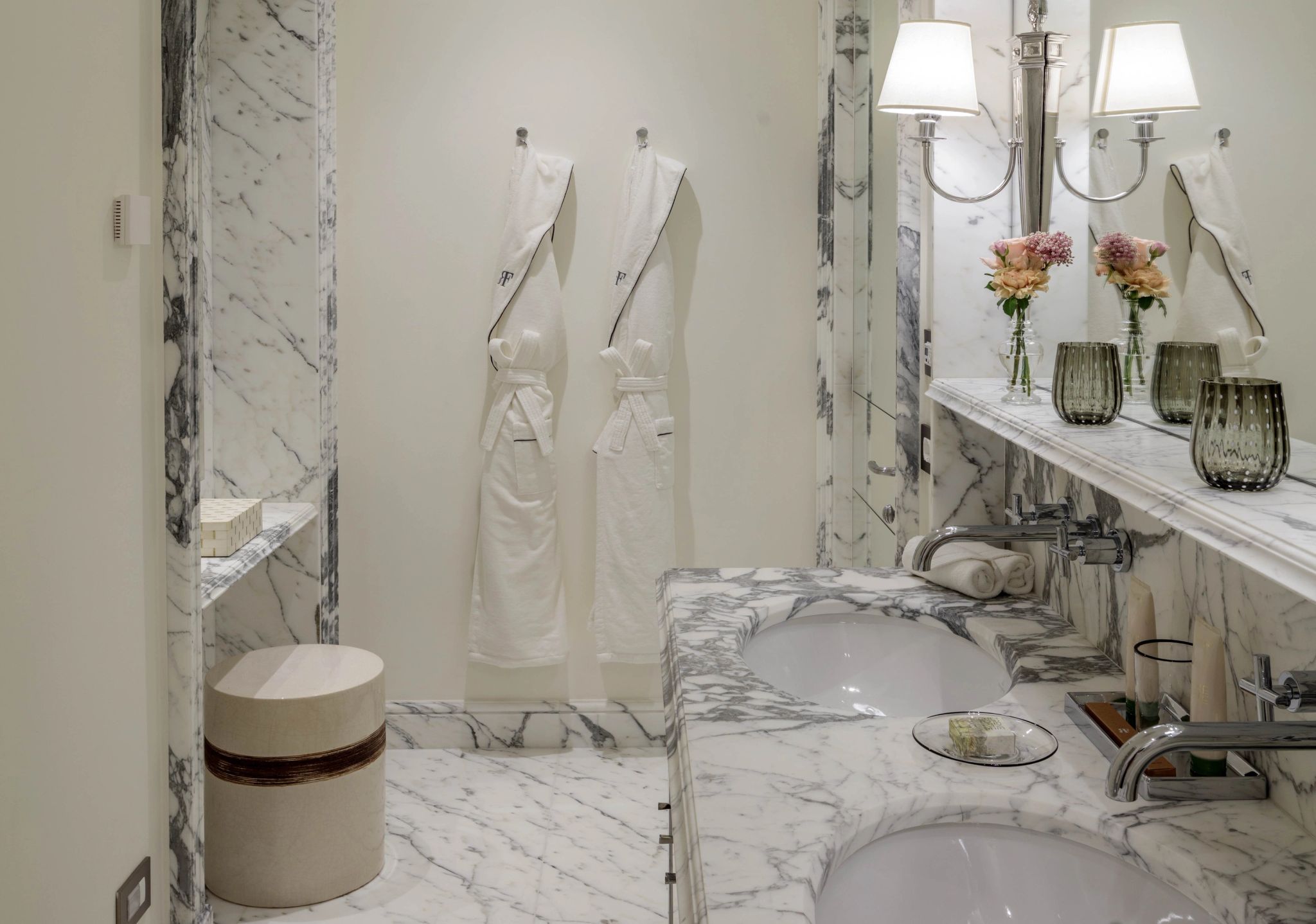 Brera One Bedroom Apartment Frescoes banheiro em marmore - banheiro chique - pia dupla