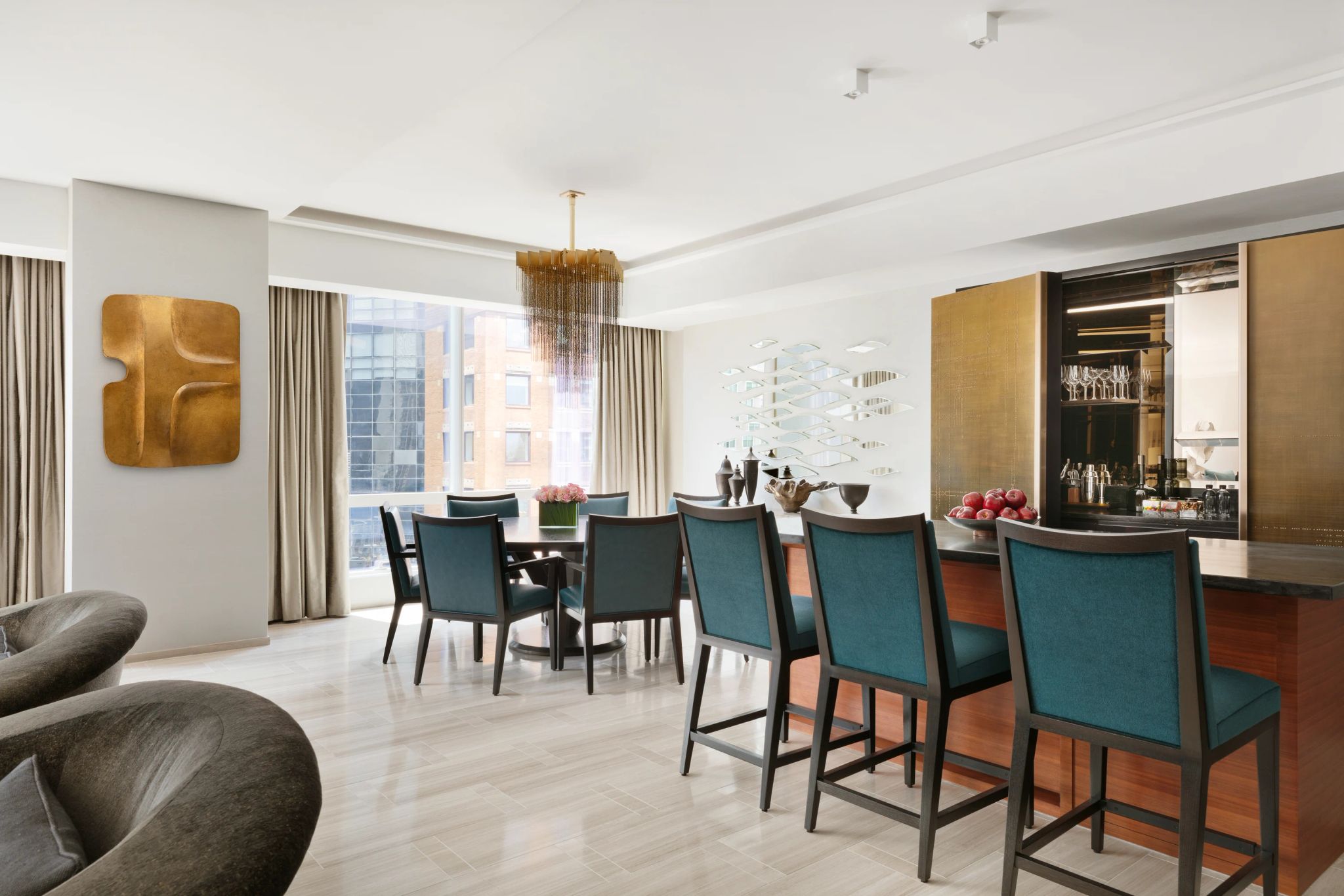 sala de jantar - detalhes dourados - bar privativo - bancada de refeiçoes