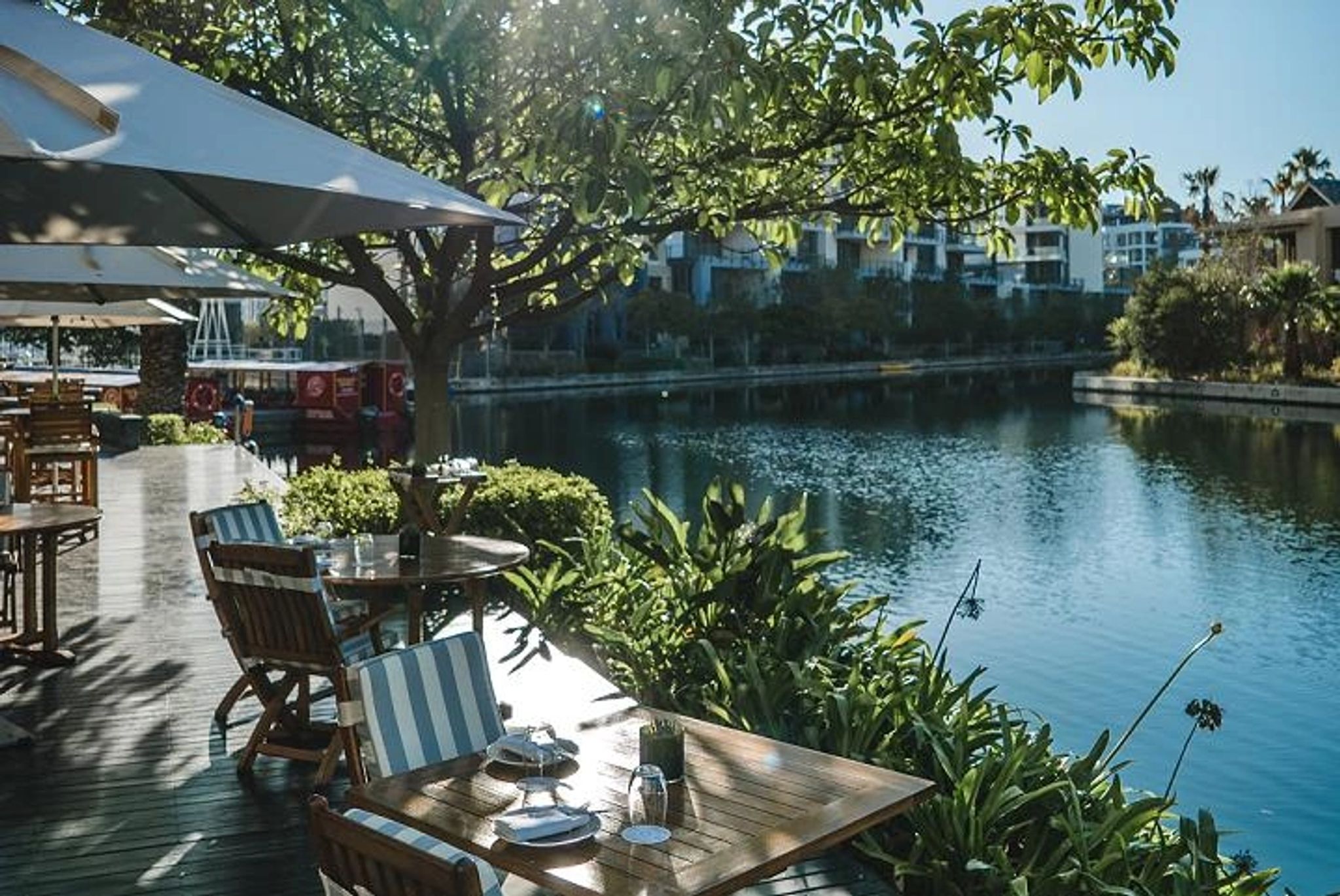 deck frente mar - almoço ao ar livre  - hotel beira mar - hotel de luxo