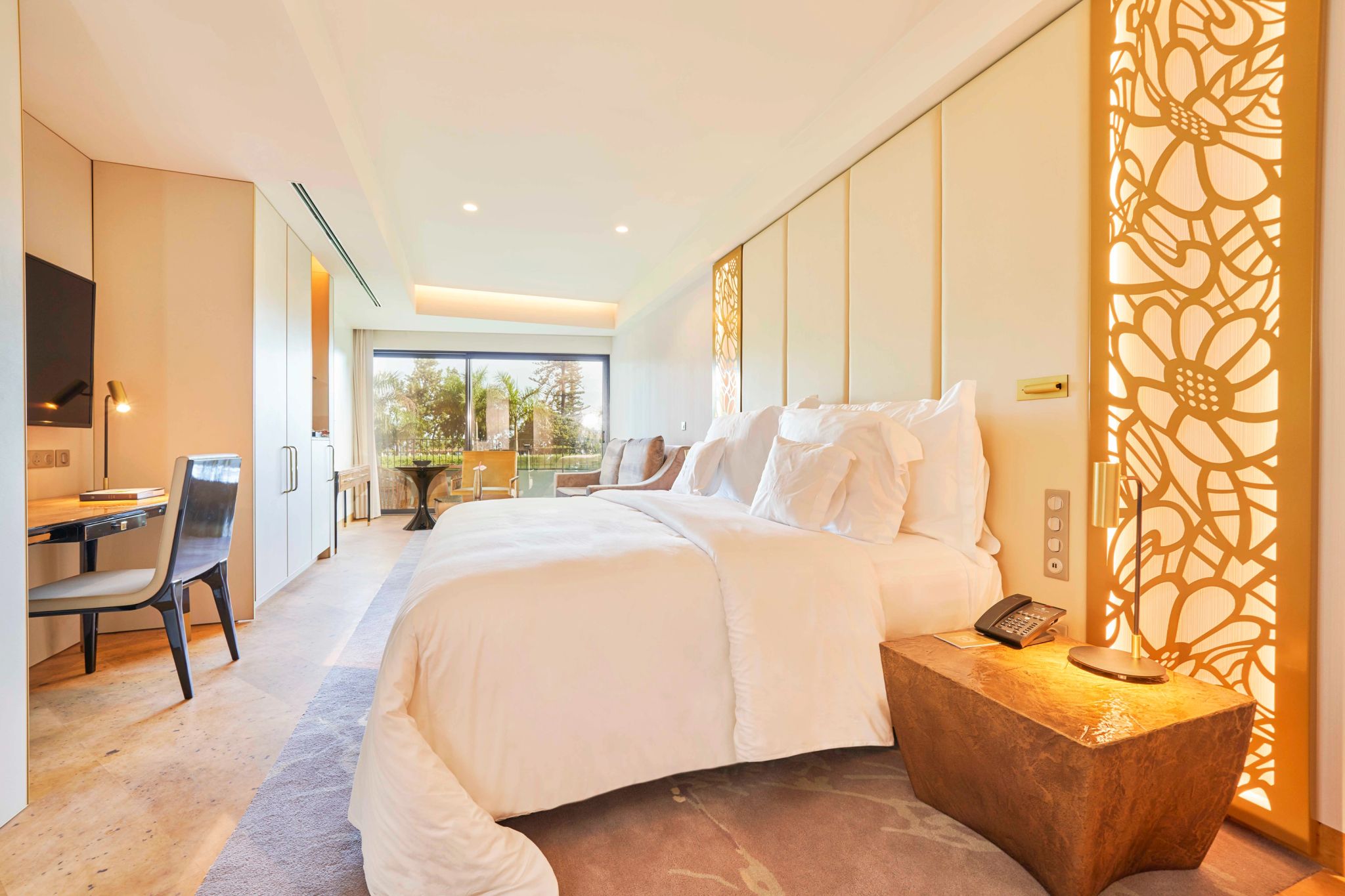 Garden suite contemporanea com elementos naturais em hotel luxuoso