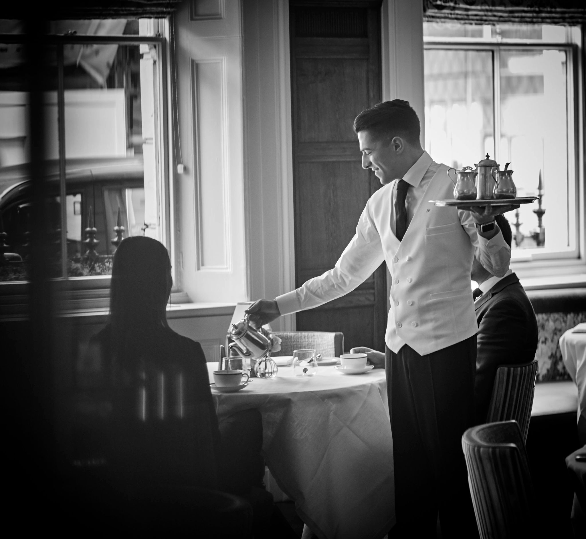 atendimento browns hotel - serviço de garçom - restaurante em londres