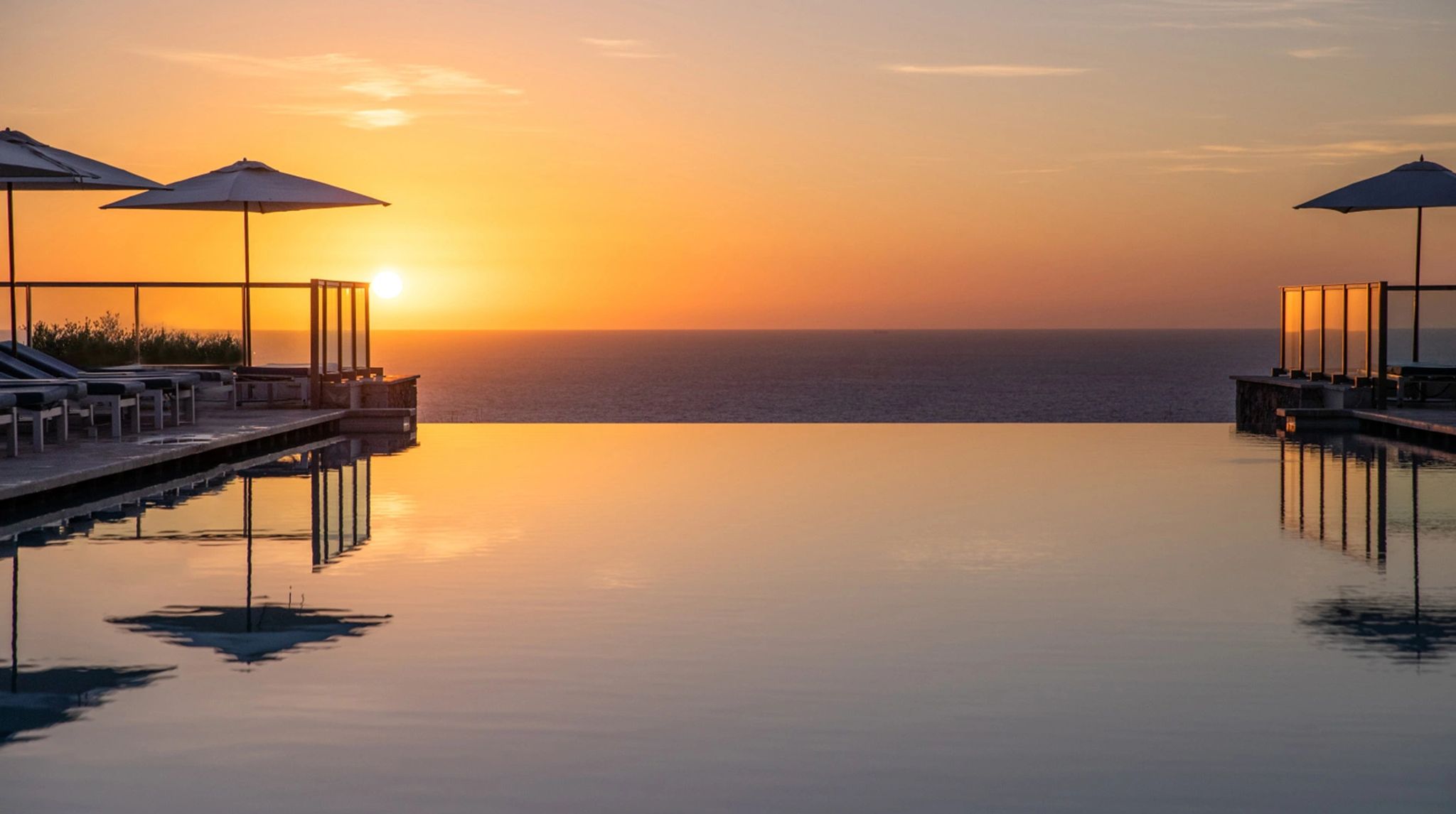 Piscina de borda infinita vista por do sol - piscina externa - piscina borda infinita