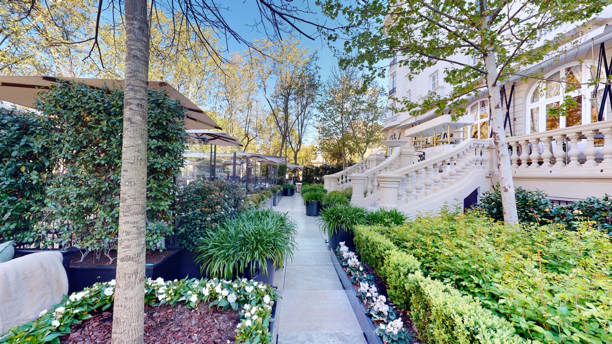 area de jardim - patio palaciano - refeiçao ao ar livre - restaurantes madri