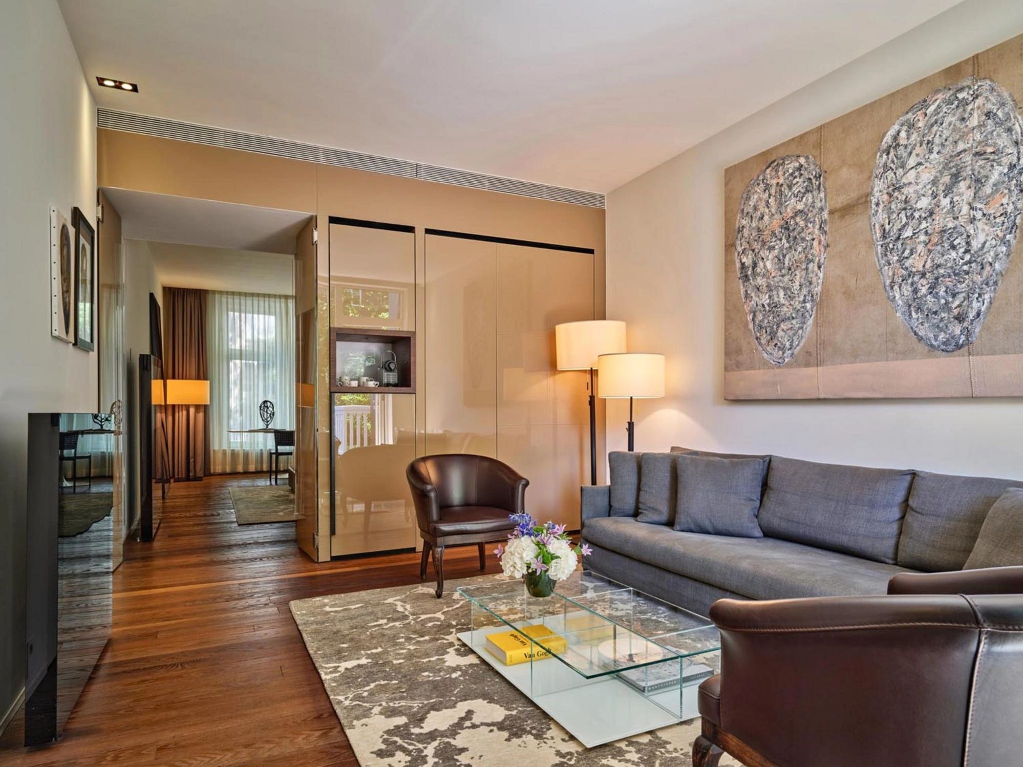 sala classica - sofa confortavel - sala de estar - suite ampla - suite com varanda