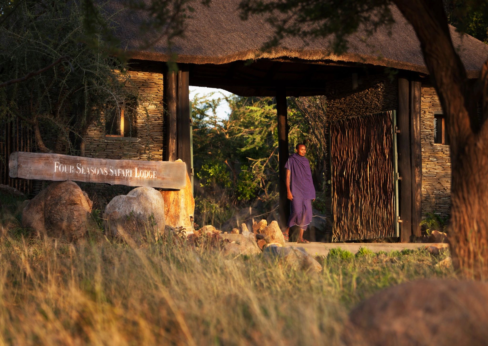 Four Seasons Safari Lodge Serengeti savana africana-arvores acacias-serengeti-viagem fotografica premium