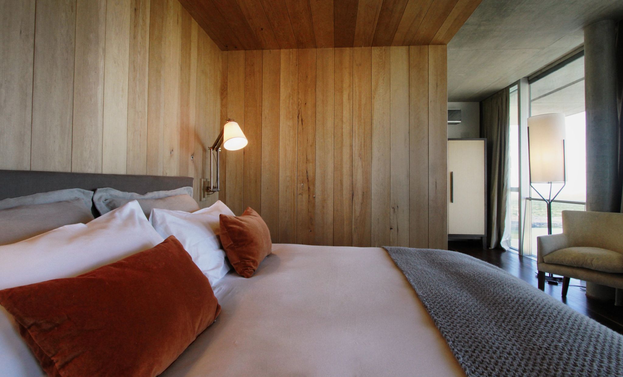 Master Suite quarto premium com janelas amplas e cama de casal