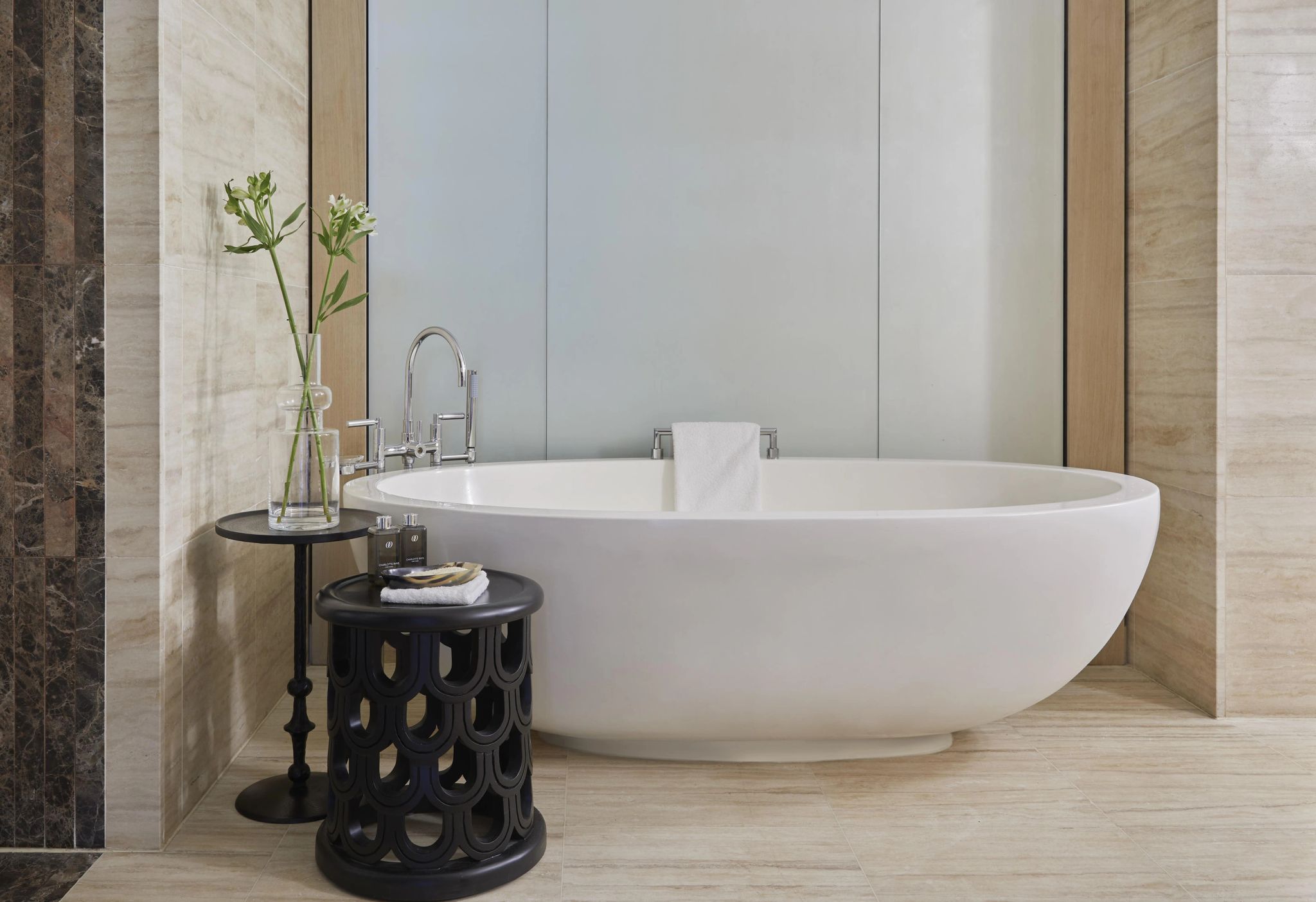 banheira de imersao - banho de banheira - suite com banheira - banheiro de luxo