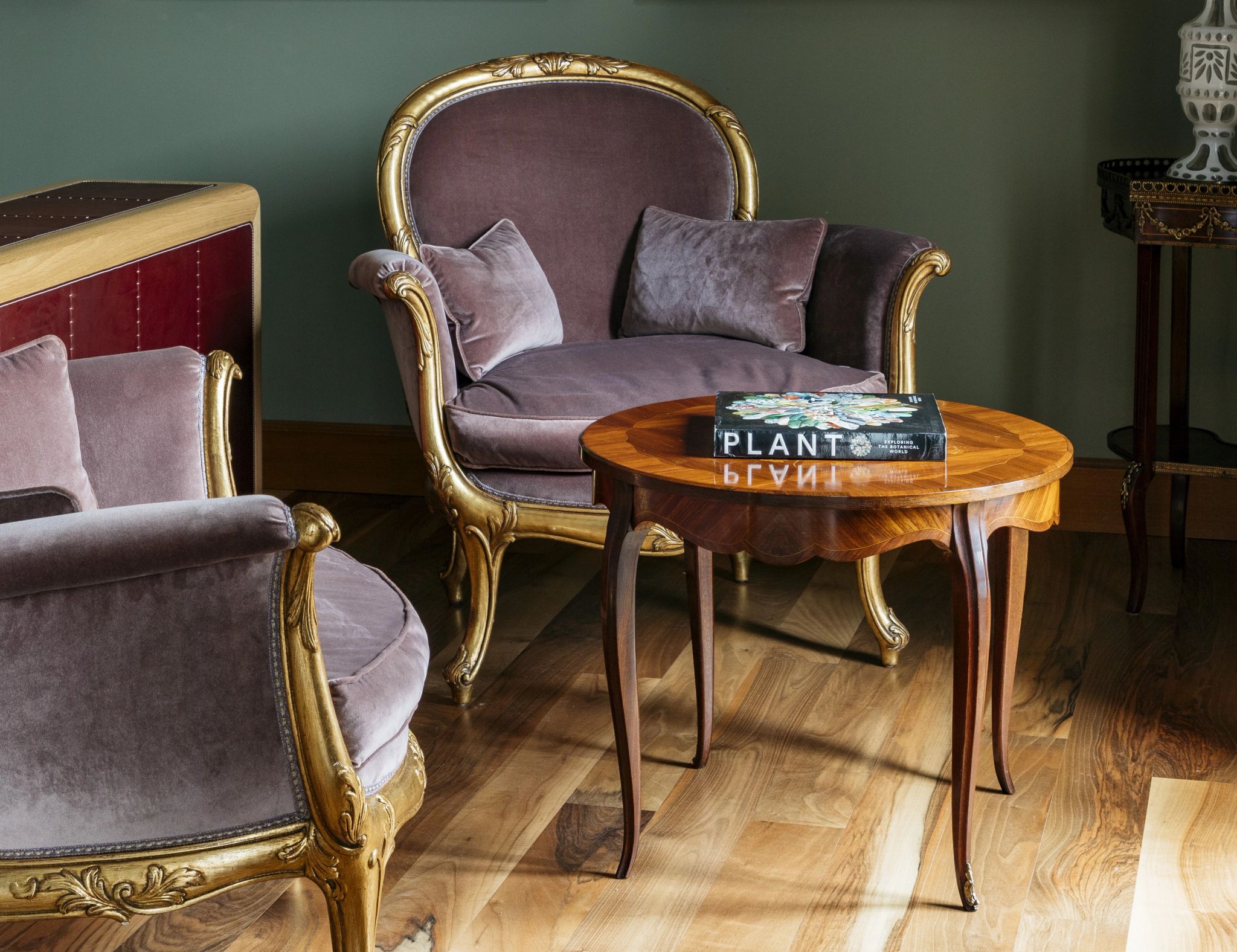 Junior Suite poltronas retro – decoracao classica – quarto de luxo