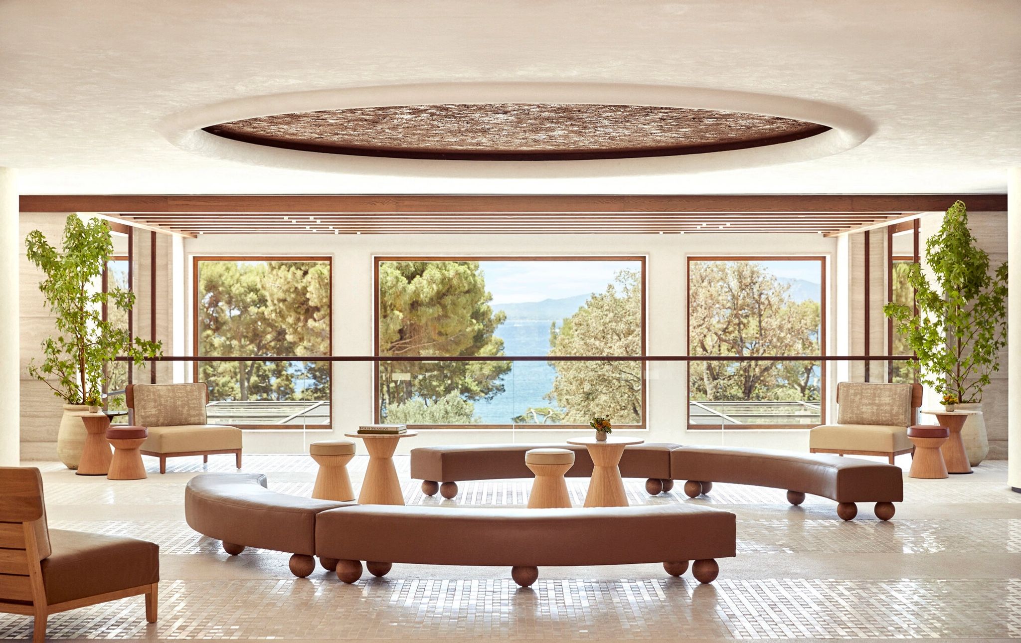 lobby circular iluminado com janelas amplas  ambiente sofisticado do four seasons mallorca