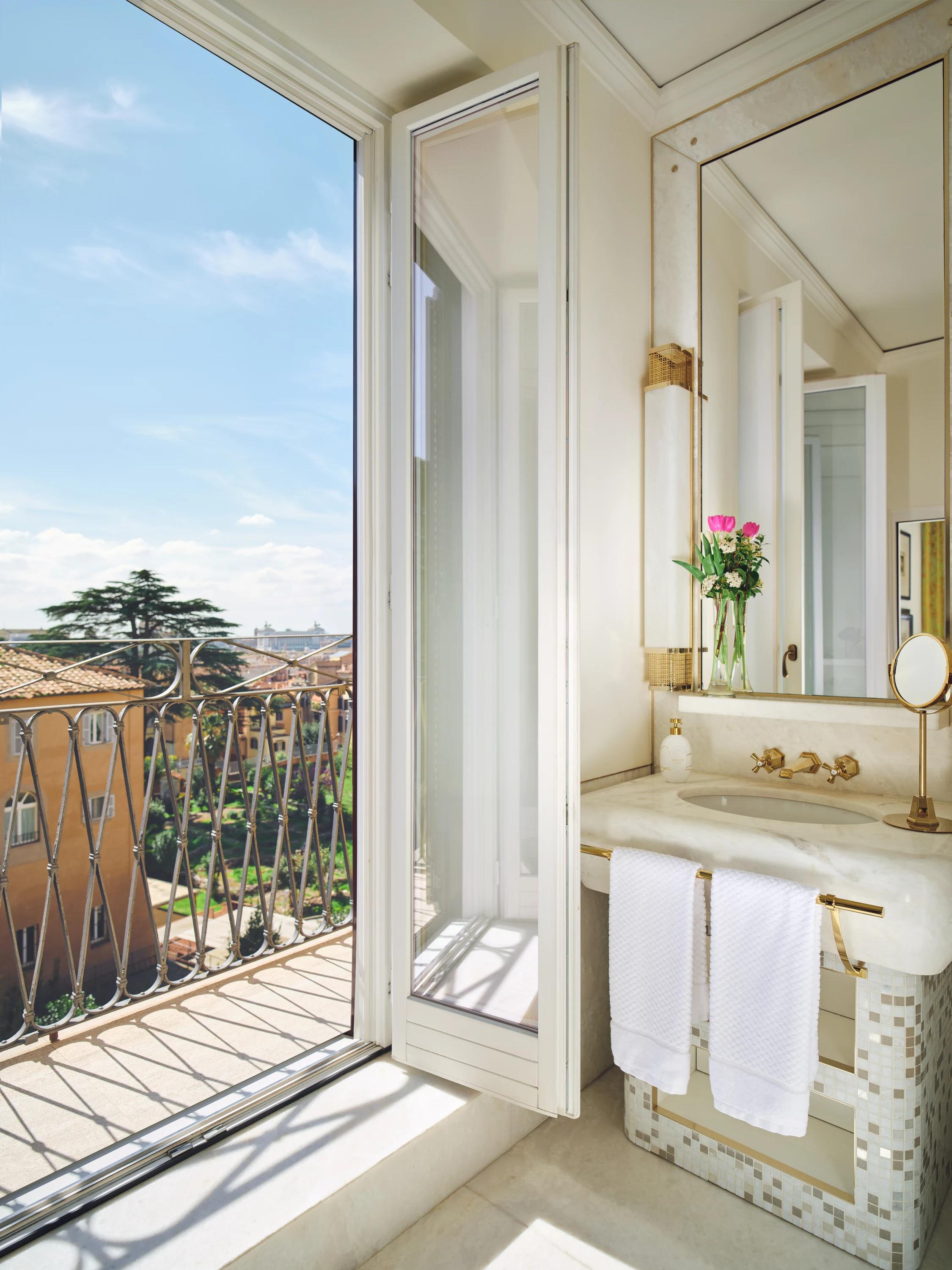 banheiro em marmore - quarto com banheira - banho relaxante