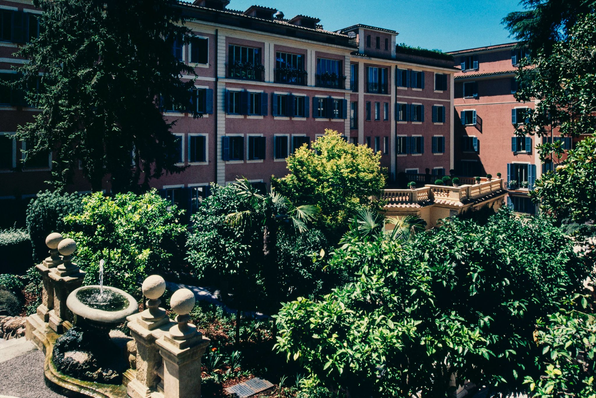 fonte de agua - jardim com fonte - hotel de russie - hotel com jardim 