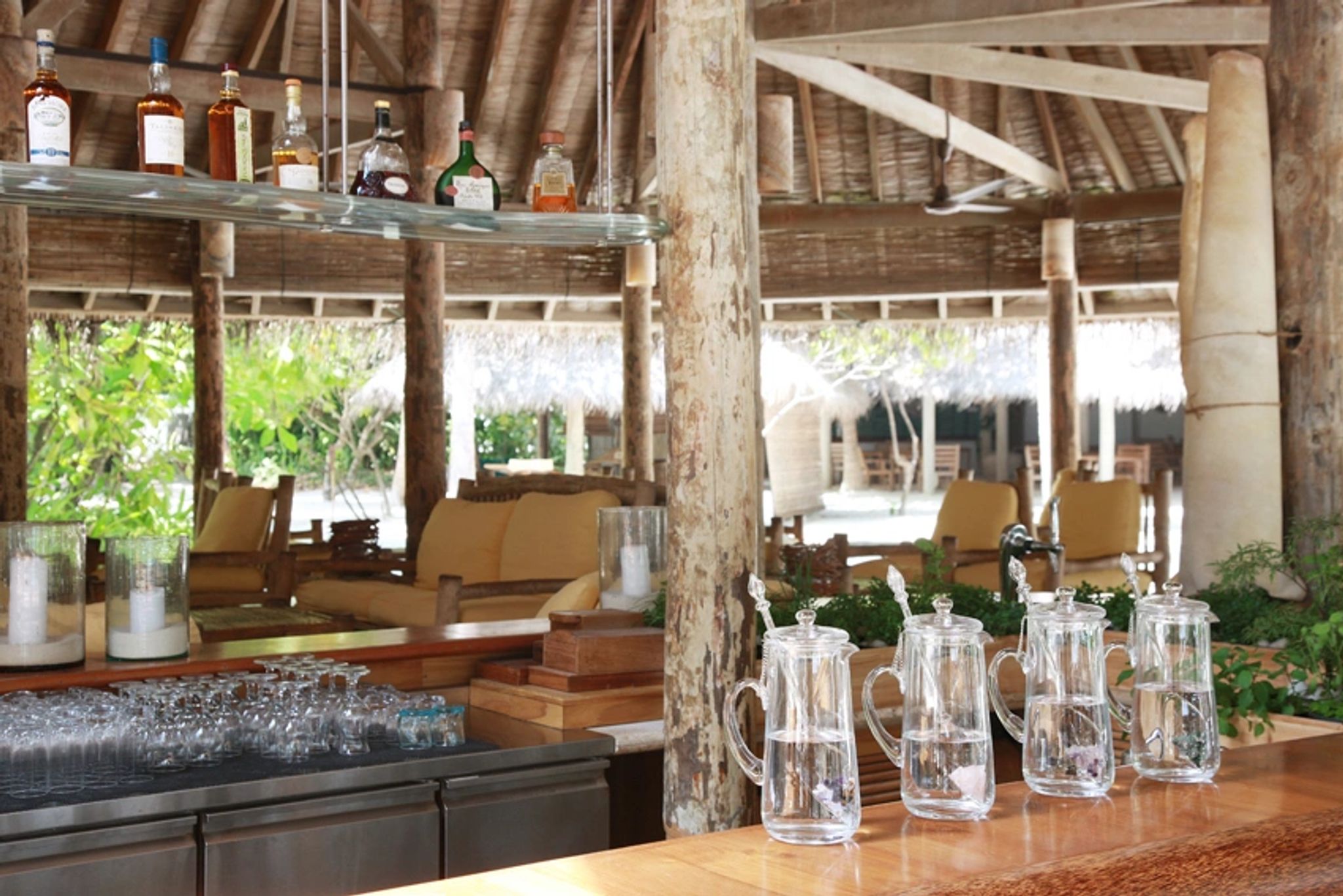 Soneva Fushi By The Bar bar ao ar livre - balcao decorado - servico de bebidas