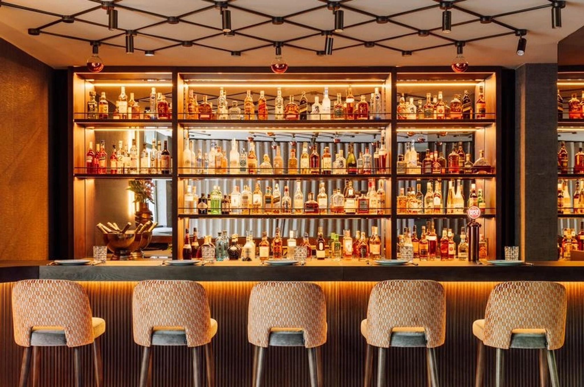 interior moderno do restaurante cervejaria liberdade com bar iluminado e ambiente sofisticado