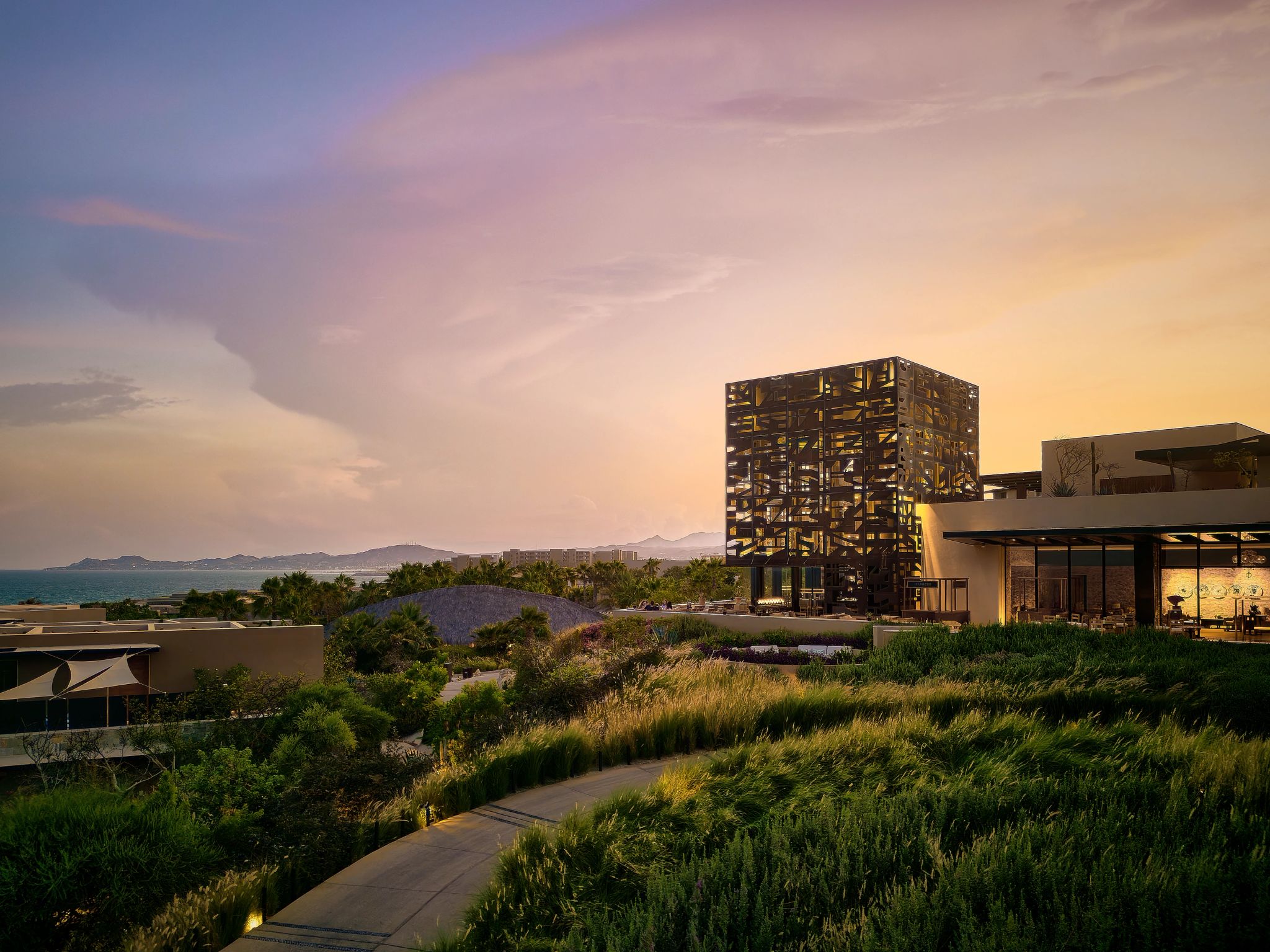 por do sol - hotel moderna - arquitetura premiada - fachada do hotel - entrada do hotel