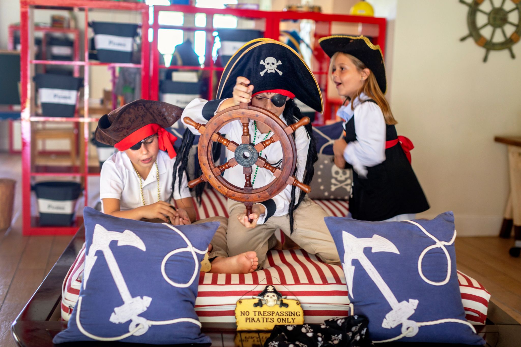 Kids Club crianca brincando de pirata - timao de madeira - diversao luxo