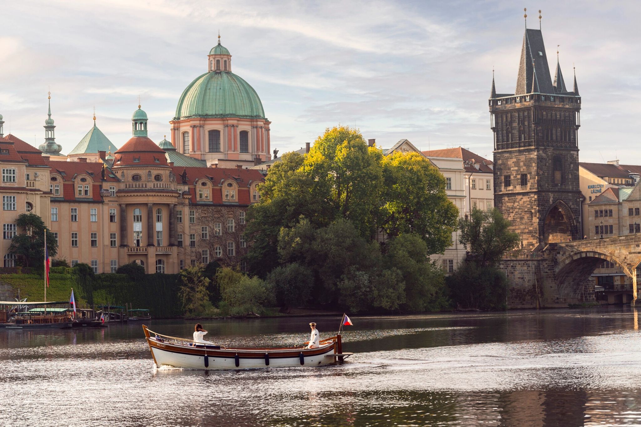 Atrativo de Praga vista da ponte carlos e da cidade antiga a partir do four seasons prague