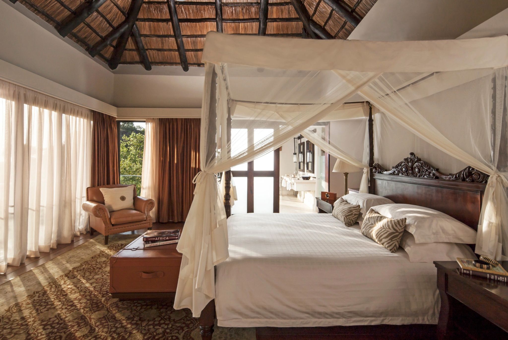 suite presidencial four seasons serengeti-cama king size-mosquiteiro luxuoso-quarto safari design