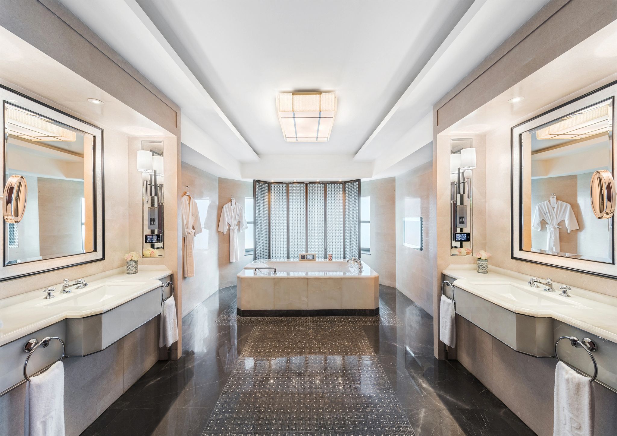 Peninsula Suite banheiro amplo – banheiro moderno – banheira de luxo