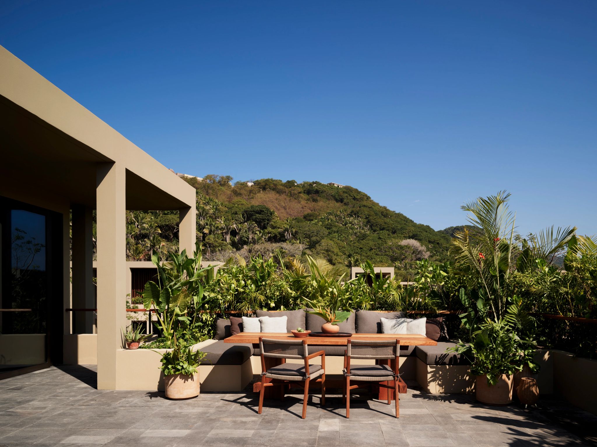 Flatland Rooftop Studio Suite terraco privativo - vista panoramica - mesa de jantar