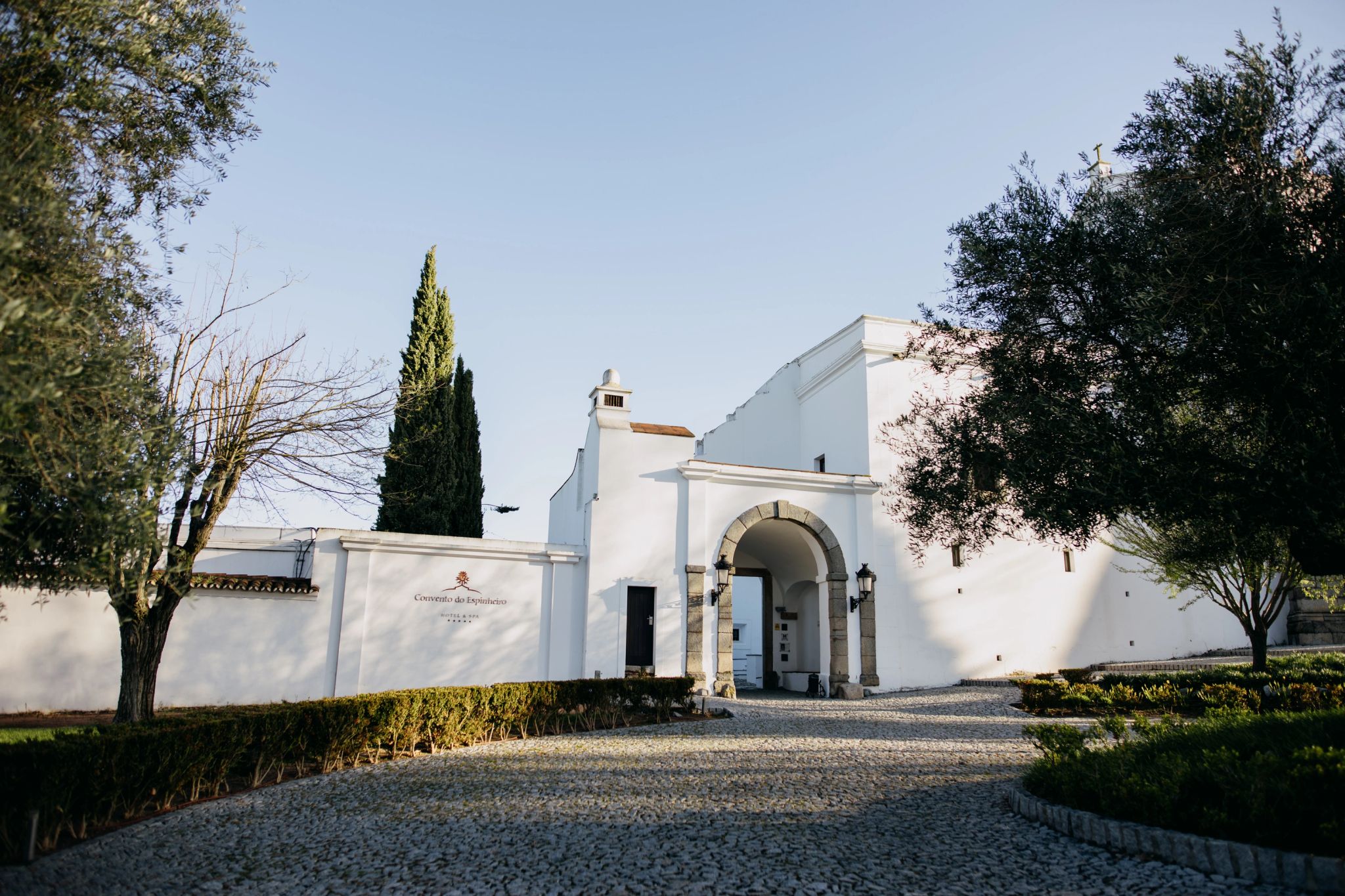 fachada branca hotel - entrada principal - jardim com oliveiras