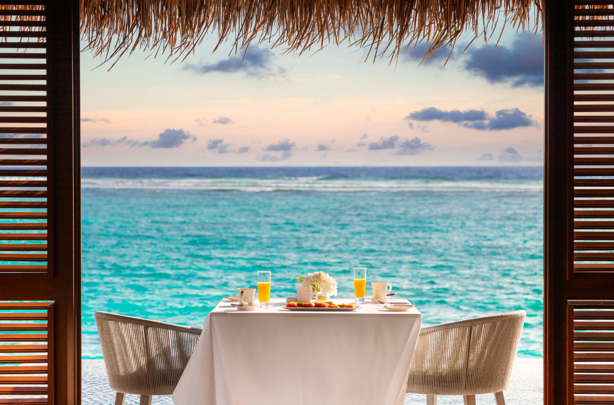 Café da manhã nas vilas cafe da manha - vista mar - varanda frente mar - vista atol male do norte